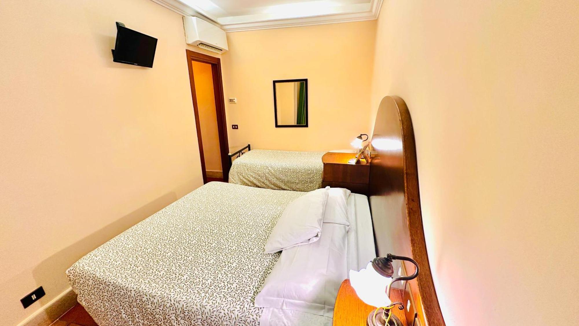 Hotel 4 Coronati โรม ภายนอก รูปภาพ