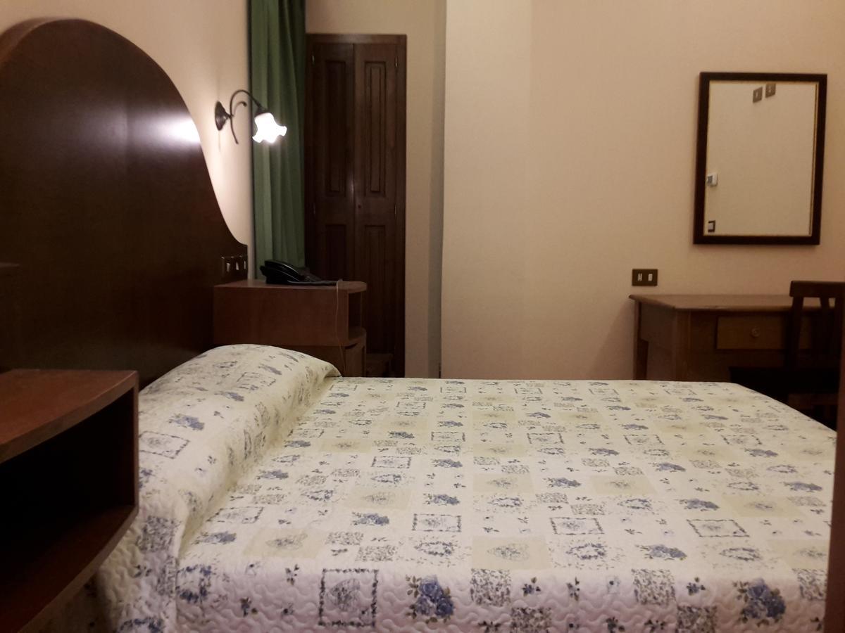 Hotel 4 Coronati โรม ภายนอก รูปภาพ